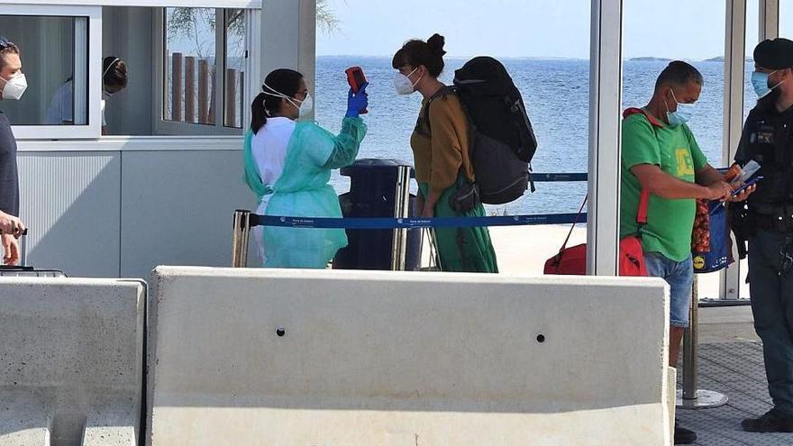 Control sanitario, con toma de temperatura, en el puerto de la Savina durante la desescalada el pasado mes de junio.