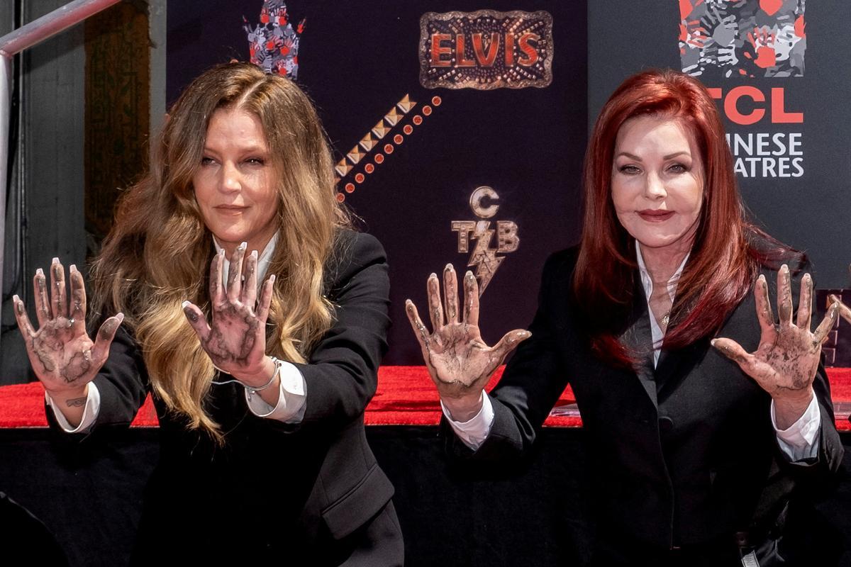 Lisa Marie Presley y su madre, Priscilla Presley, en Los Ángeles, el pasado junio.