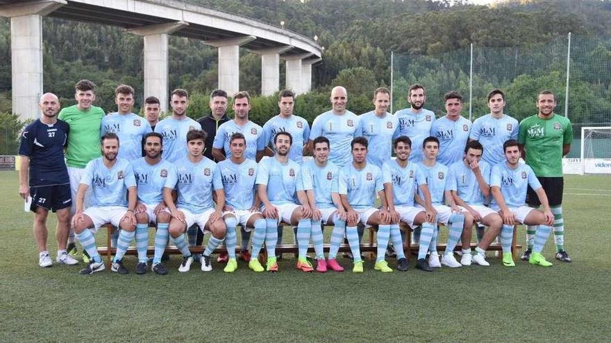 Los jugadores de la primera plantilla del CD Moaña, en su presentación de ayer ante el público. // S.A.