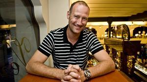 L’exjugador de waterpolo, terapeuta i presentador de televisió, Pedro García Aguado, passeja amb EL PERIÓDICO pel barri de Sant Andreu.