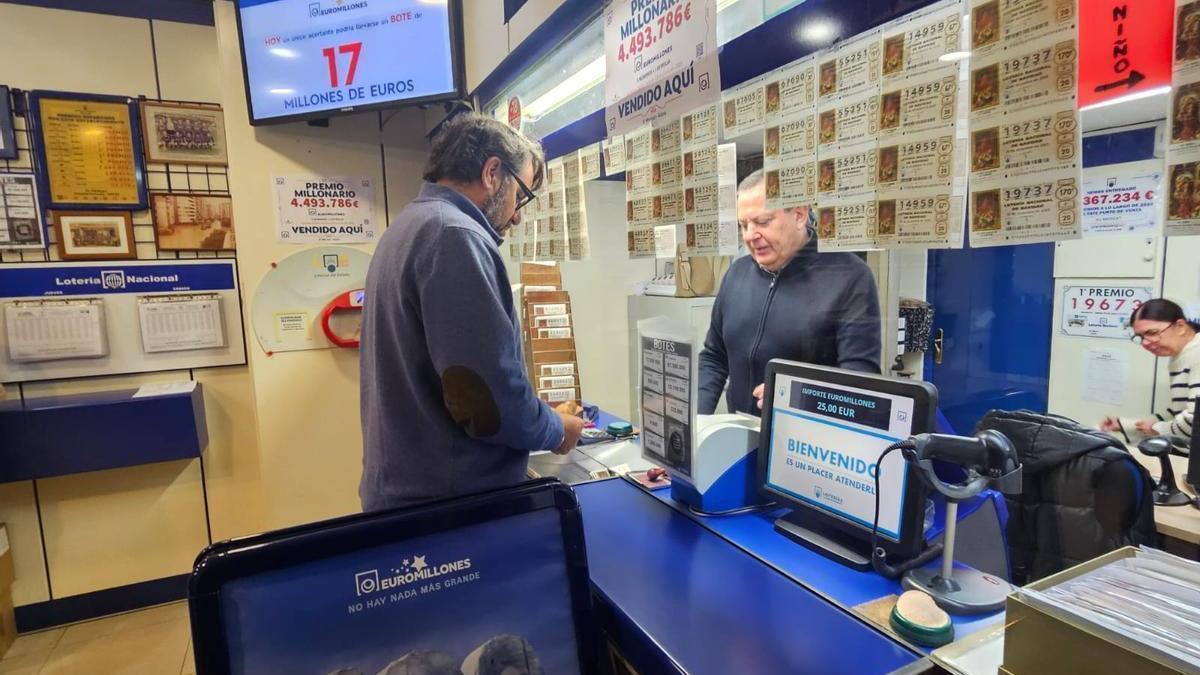 Un cliente, el martes, en la Administración de Loterías El Mercat de Alzira.