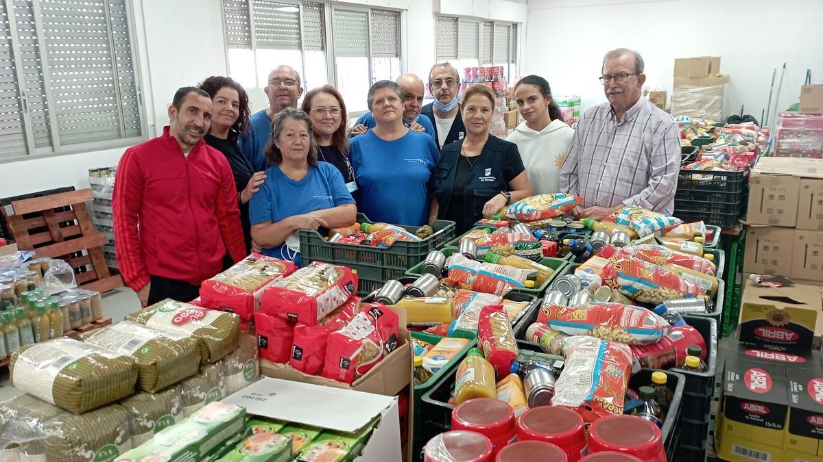 El presidente Manuel Ramos (dcha.) con un grupo de voluntarios de La Unión de Ciudad Jardín en sus almacenes
