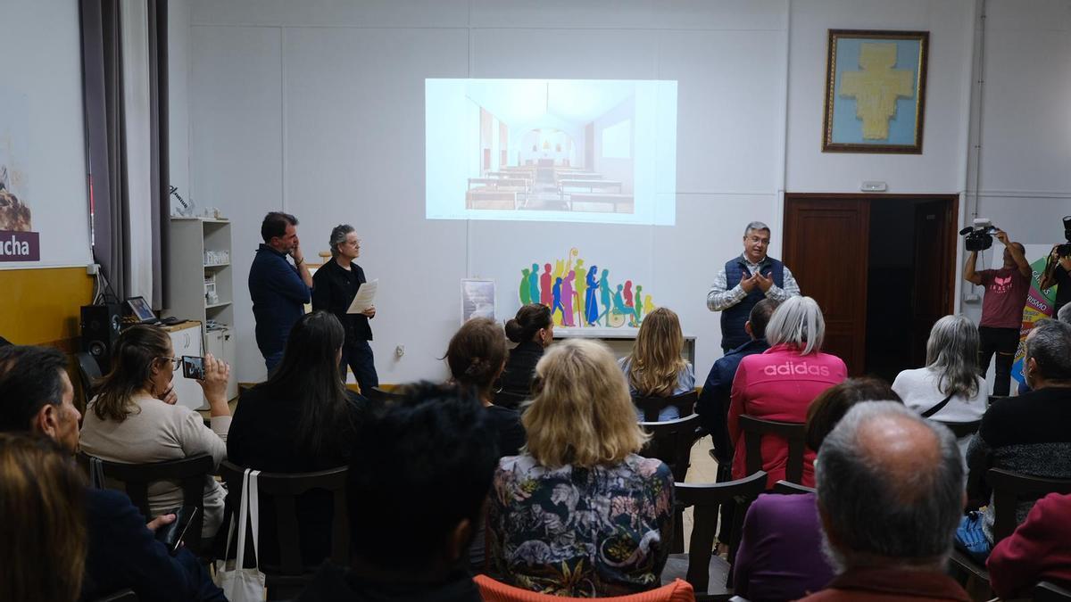 El ecónomo de la Diócesis de Tenerife, Víctor Oliva, a la derecha, junto a los arquitectos, a la izquierda.
