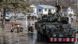 Soldados del Ejército canadiense en labores de ayuda por las inundaciones en Quebec.