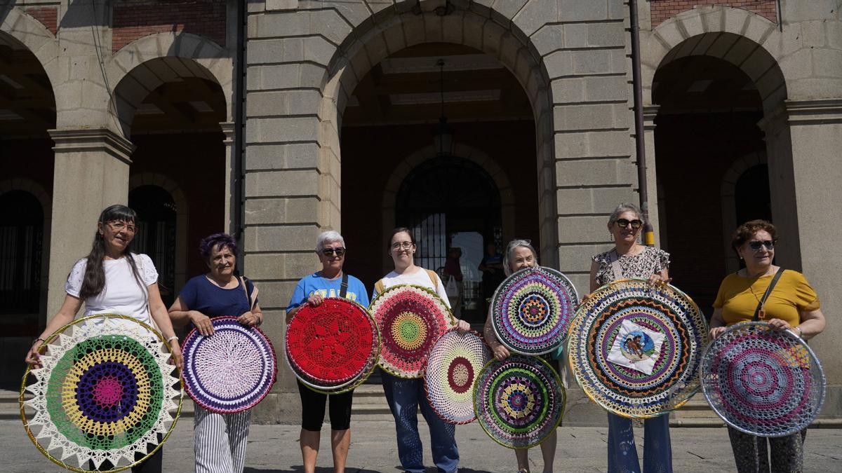 Feli Pérez, la primera por la izquierda, junto a algunas de sus compañeras de Nuevo Tejiendo Zamora.