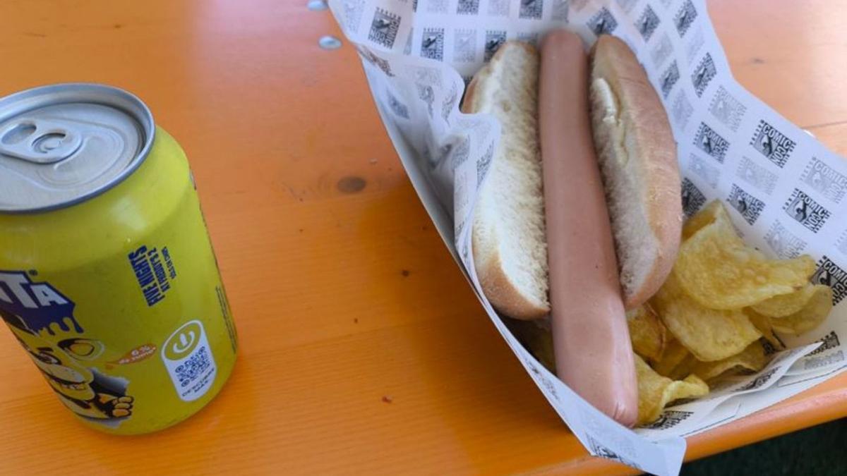 Con ustedes, el menú hot dog XXl (falta la botella de agua).