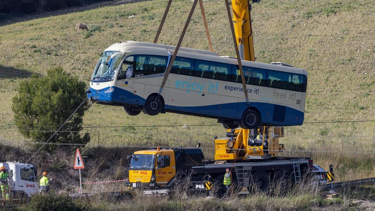 Der auf Mallorca verunglückte Reisebus wurde abgeschleppt und soll nun untersucht werden.