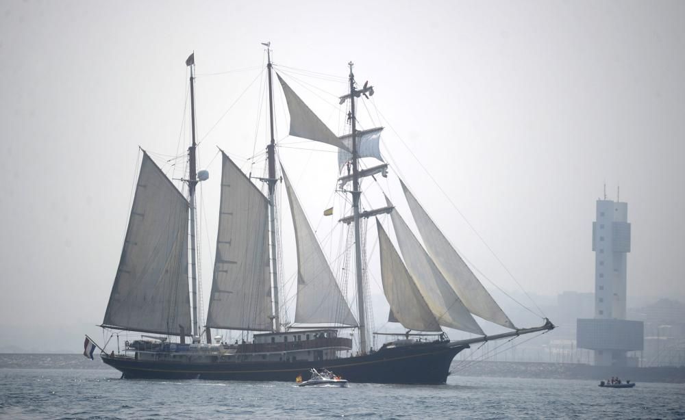 La Regata de Grandes Veleros abandona a A Coruña