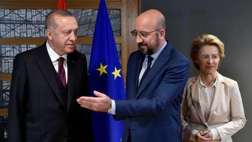 Erdogan, Michel y Von der Leyen, ayer, en Bruselas. // Reuters