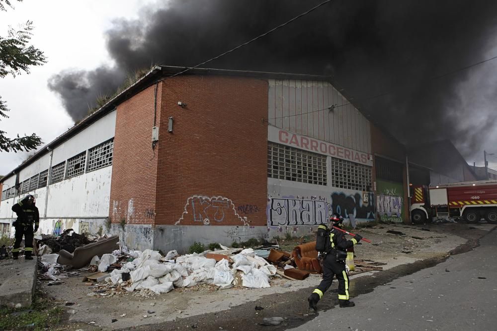 Arde una nave industrial abandonada en un polígono de Gijón