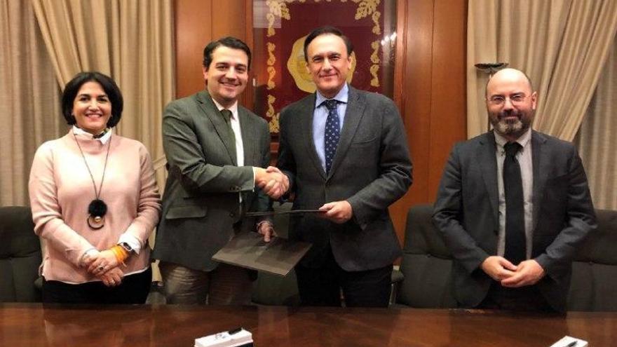 El Ayuntamiento y la UCO firman un convenio
para realizar un estudio sobre las personas sin hogar