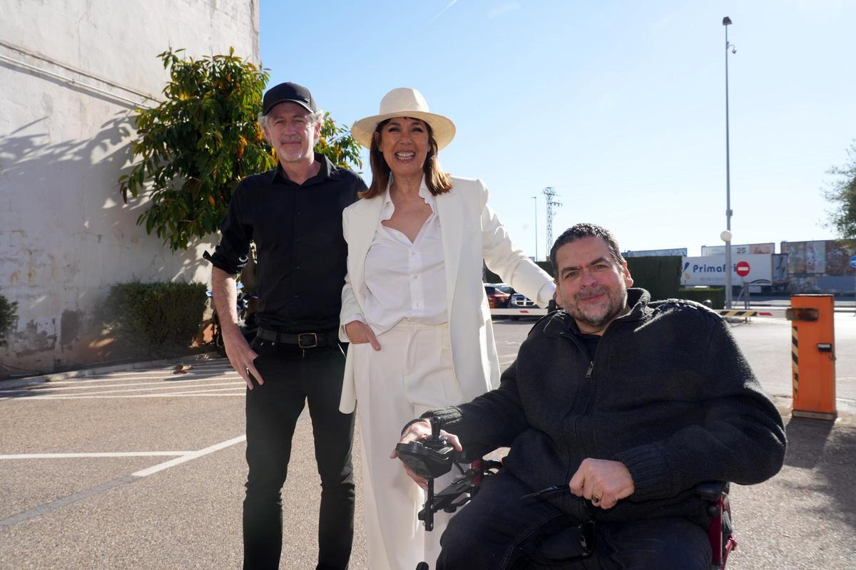 José Ángel Mañas, Mabel Lozano y Juan Ramón Biedma, premios Letras del Mediterráneo 2025, en su visita a 'Mediterráneo'.