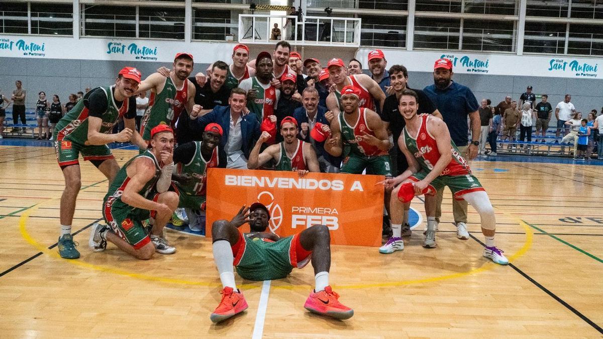La plantilla del Insolac Caja 87 celebra el ascenso en Ibiza.