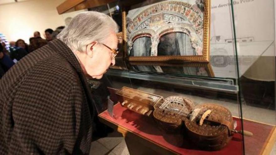 Reproducción del organistrum medieval que se exhibe en la exposición del Museo Municipal.  // Jesús Regal