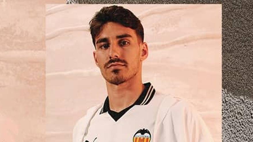 El Valencia presenta su nueva camiseta local