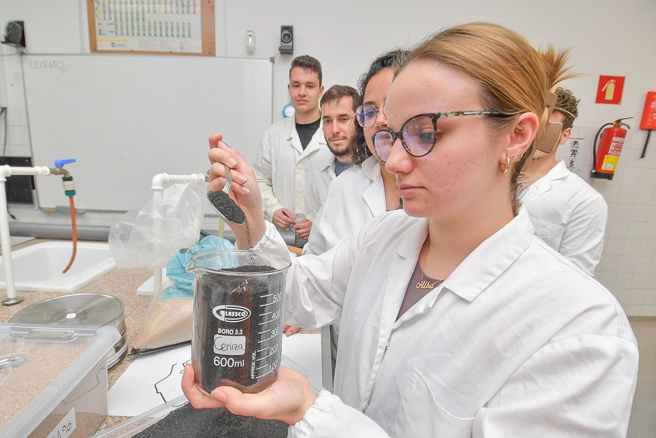 Alumnado del IES Politécnico Las Palmas lleva a cabo un proyecto para fabricar materiales de construcción con ceniza del volcán de La Palma