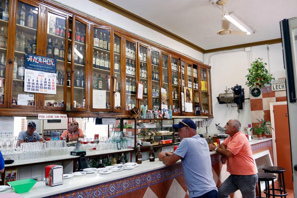 En 1949, José Gálvez y Aurora Toro, tras estar al frente del bar El Brillante, en Puerta Nueva, decidieron trasladarse a la calle Pozos Dulces y abrir el bar El Diamante. Siete décadas después, conserva gran mayoría del mobiliario y objetos originales