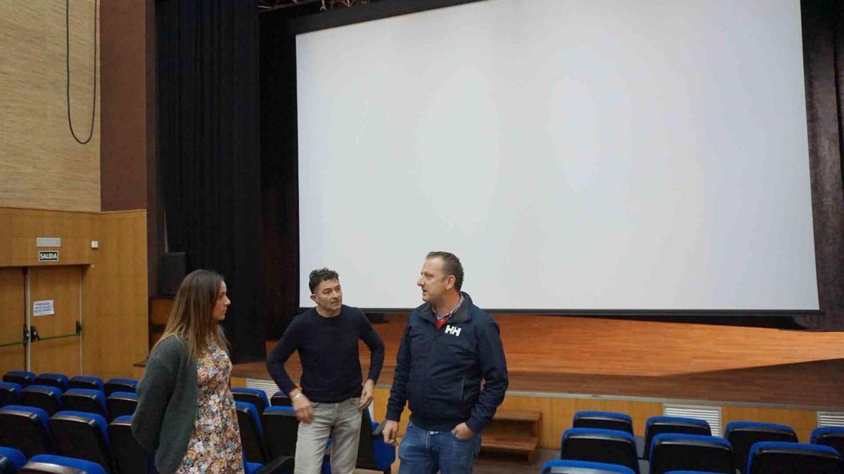 Begoña Blanco, César Reboredo y Alberto Viz, delante de la pantalla instalada en el Salón Teatro.