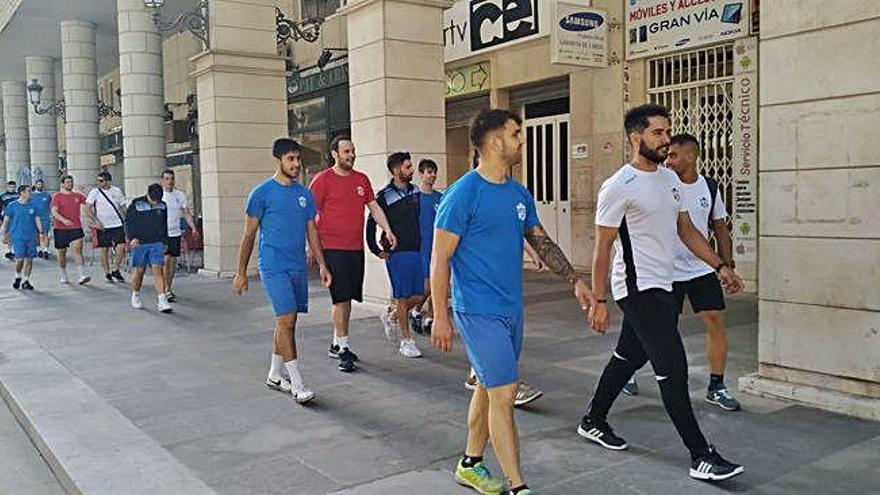 La expedición del Desguaces Casquero-Atlético Benavente paseando ayer por las calles de Ceuta.