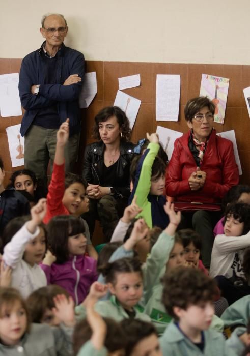 El guitarrista Pablo Sáinz Villegas en el colegio Parque Infantil de Oviedo