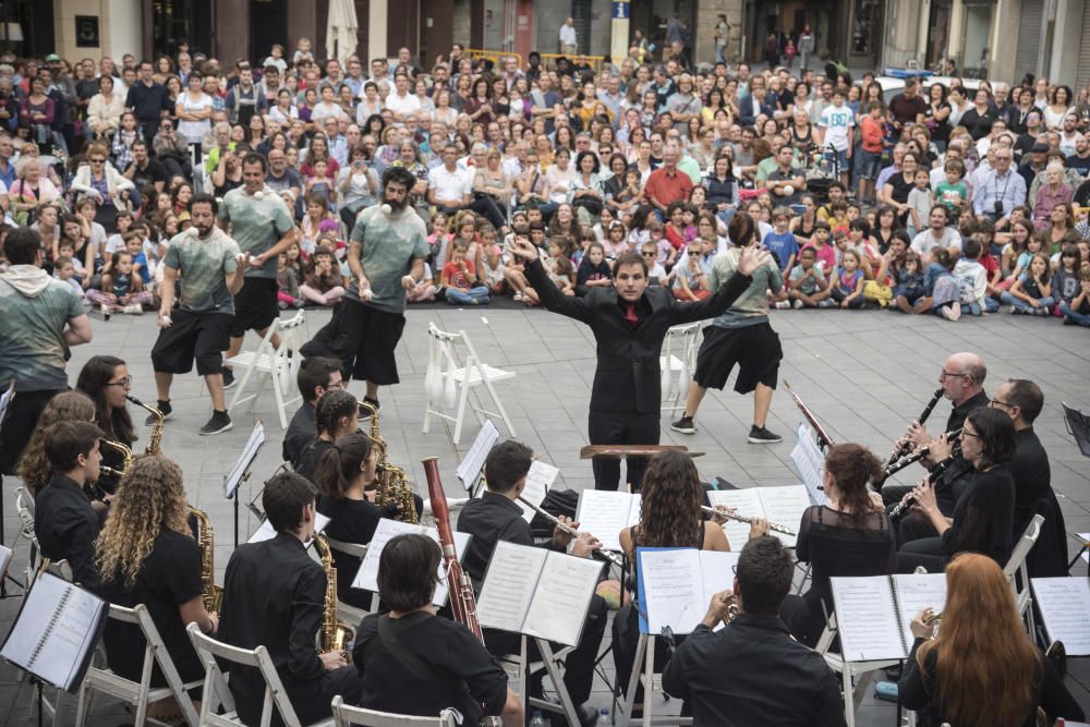 La Mediterrània esclata en un dissabte d''espectacles originals i molta gent al carrer