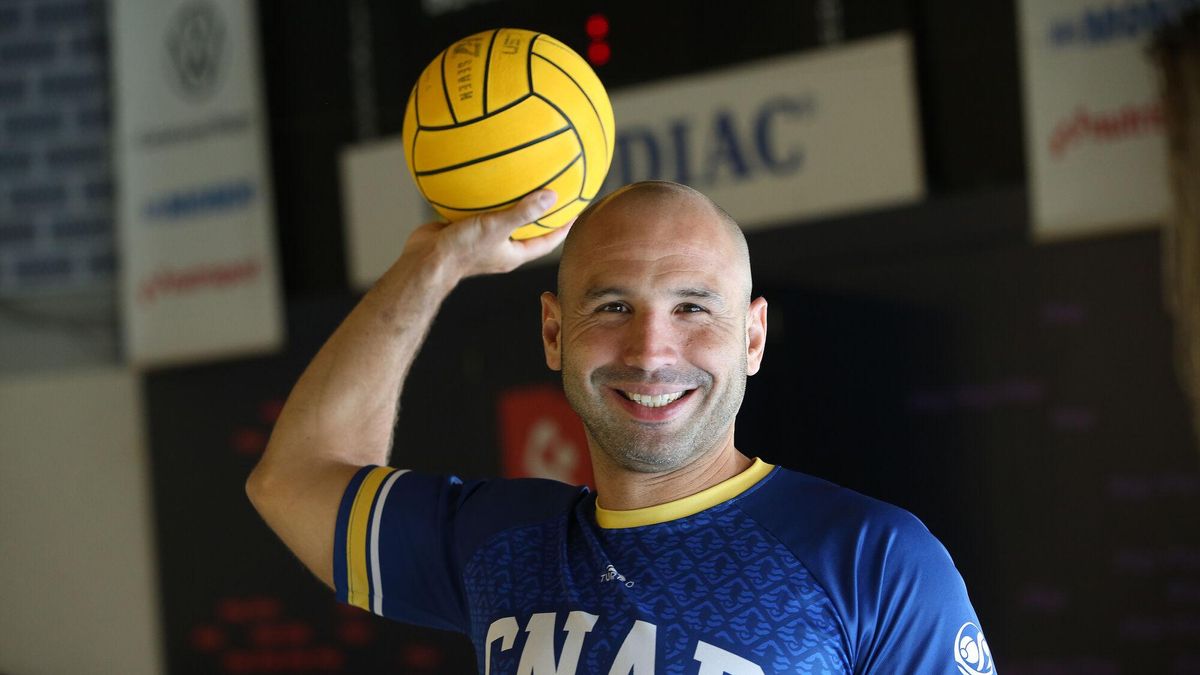 Felipe Perrone en la piscina del CNAB antes de la Final Four de waterpolo.