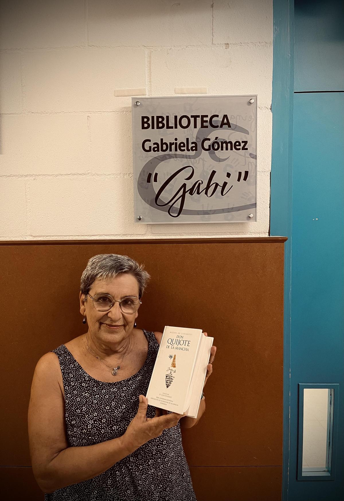 Gabriela Gómez sota la nova placa de la biblioteca de l'Institut Narcís Monturiol