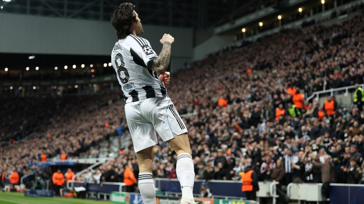 El delantero del Newcastle Sandro Tonali durante el partido de la fase de acceso a octavos que han jugado Newcastle United y Qarabag FK en Newcastle, Reino Unido. EFE/EPA/ADAM VAUGHAN