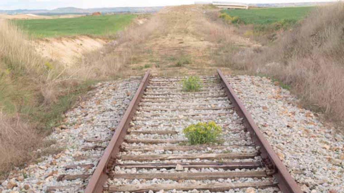 Antiguos restos de las vías del tren Ruta de la Plata