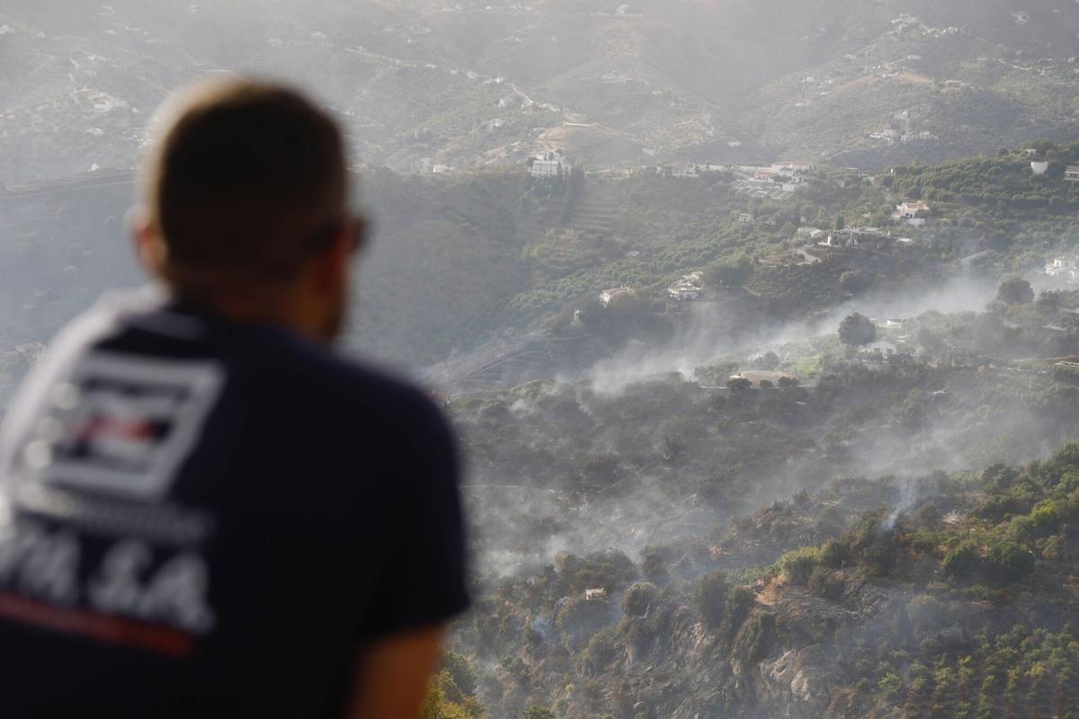 El Infoca lucha contra el incendio forestal declarado este viernes a mediodía en el término municipal de Árchez y que ha obligado a desalojar viviendas de diseminados de Árchez y Cómpeta. En este último municipio se ha instalado el puesto de mando para coordinar las labores de extinción, en la que participan una docena de medios aéreos y casi 150 bomberos forestales.