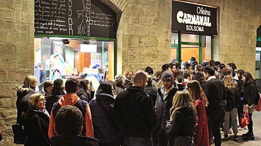 Gent fent cua per entrar a la botiga oficial del Carnaval de Solsona al carrer del Castell