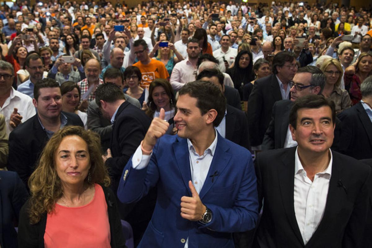 Albert Rivera, entre Carolina Punset, candidata a la Generalitat valenciana, i Fernando Giner, aspirant a l’alcaldia de València. Albert Rivera, entre Carolina Punset, candidata a la Generalitat valenciana, i Fernando Giner, aspirant a l’alcaldia de València.