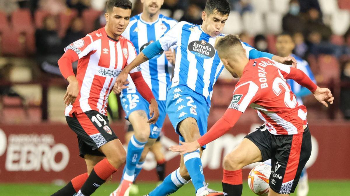 Diego Villares disputa un balón en el partido en Las Gaunas ante la SD Logroñés. |  // LOF