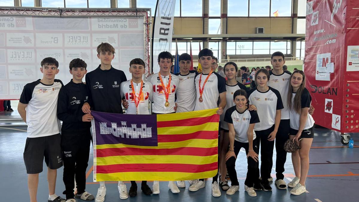 Los ciclistas de la selección balear posan con sus medallas y con la bandera autonómica.