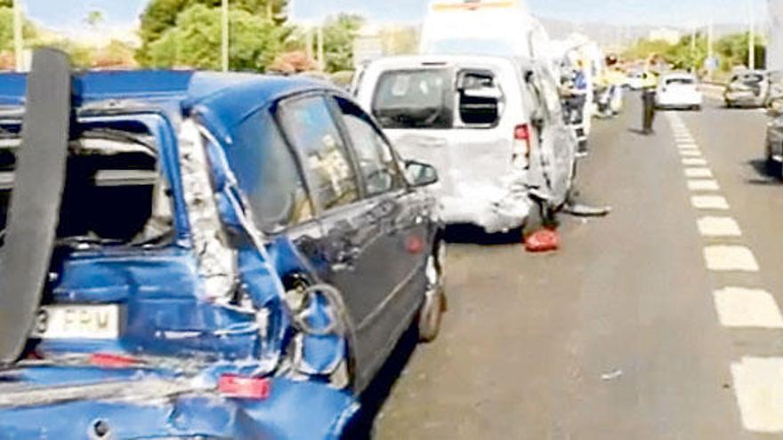 Varios de los vehículos implicados en la colisión múltiple ocurrida ayer en Palma.