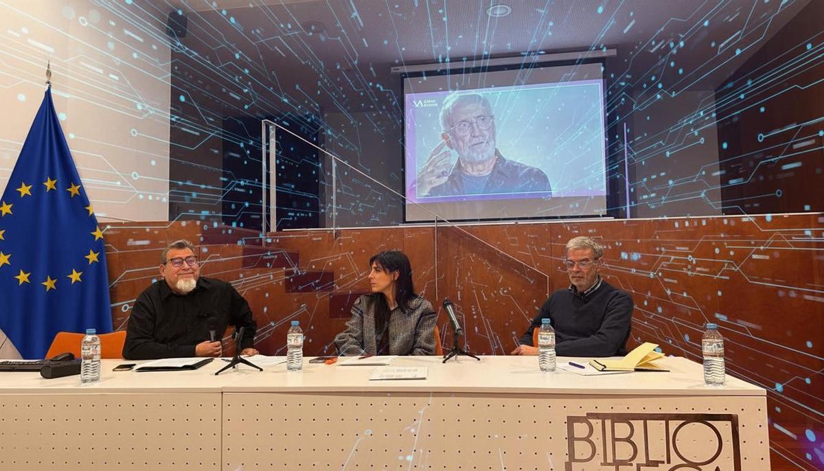 Recreación artística de la mesa de expertos con la imagen al fondo de López de Mántaras durante su intervención.