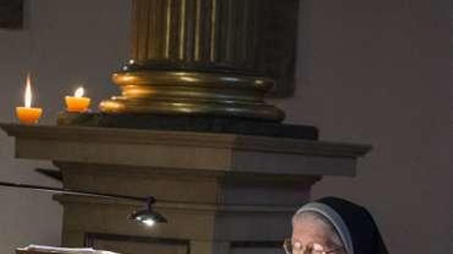 Covadonga Querol, sentada a la cítara, en la iglesia de San Pelayo.