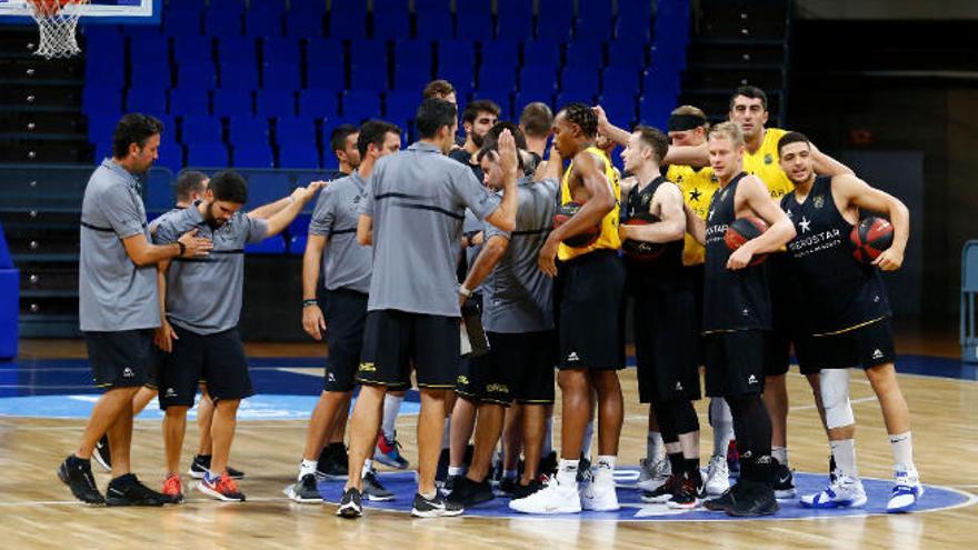 Jugadores y cuerpo técnico del CB Canarias, haciendo piña en un entrenamiento.