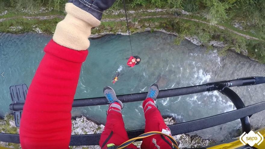 Evacuado al Hospital de Arriondas un pescador herido tras sufrir una caída al río Cares