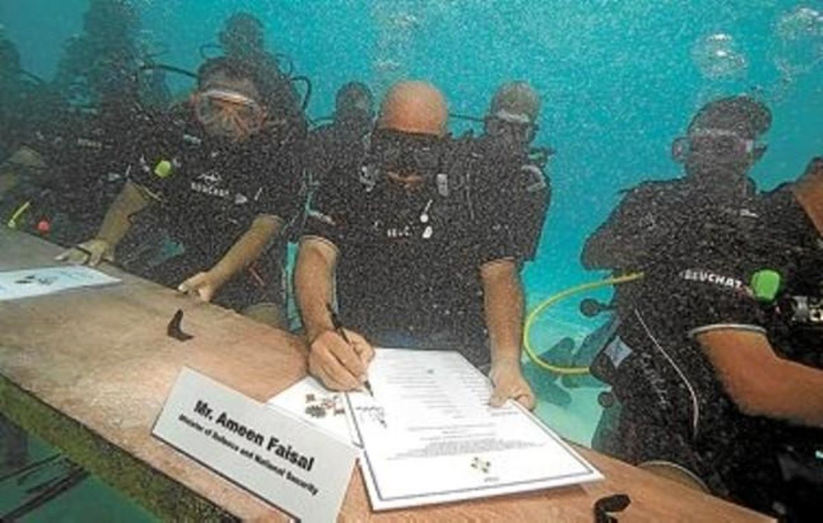 El ministre de Defensa de les Maldives, Ameen Faisal, firma un manifest contra el canvi climàtic, ahir. El ministre de Defensa de les Maldives, Ameen Faisal, firma un manifest contra el canvi climàtic, ahir.