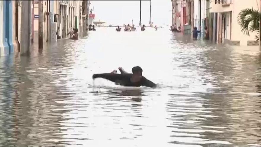 Olas de hasta 11 metros de altura dejan sumergida la capital cubana