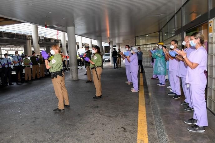 23-04-20  LAS PALMAS DE GRAN CANARIA. HOSPITAL UNIVERSITARIO DOCTOR NEGRIN. LAS PALMAS DE GRAN CANARIA. Reconocimiento del personal de seguridad privada a la labor que hace el personal sanitario.  Fotos: Juan Castro.  | 23/04/2020 | Fotógrafo: Juan Carlos Castro