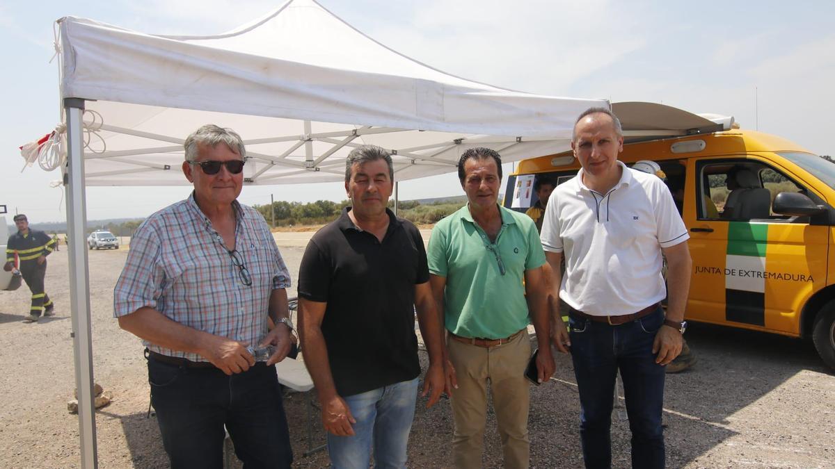 Alcaldes de la comarca en el puesto de mando en Puerto de Miravete.