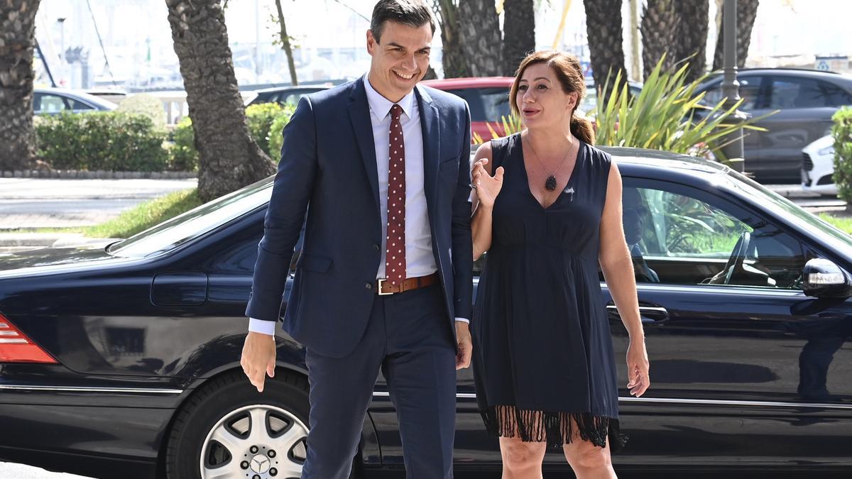 Pedro Sánchez, junto a Francina Armengol.