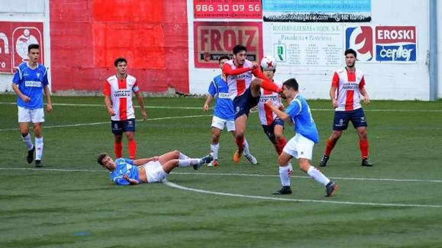 Disputa de un balón aéreo, ayer en el Campo do Morrazo. // G.N.