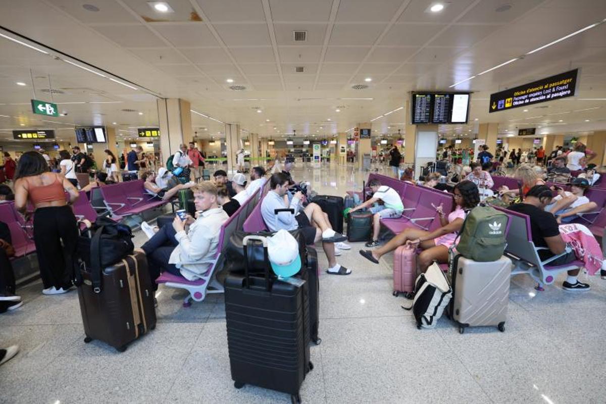 Aeropuerto de Ibiza: la solución de quien huye y el problema de quien llega