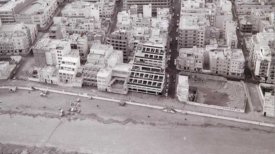 Así era la playa de Las Canteras en la década de los 70
