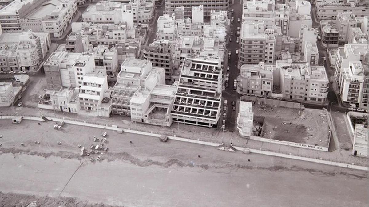 Así era la playa de Las Canteras en la década de los 70.