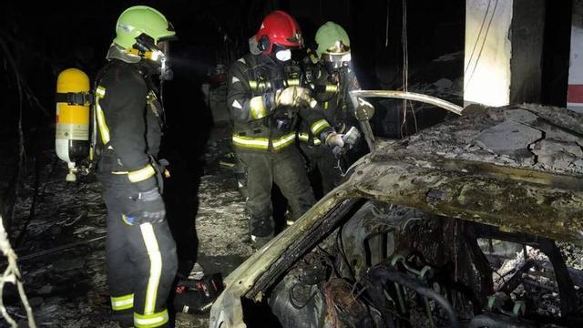 Bombers de Mallorca, ayer, junto al coche consumido por las llamas en sa Coma. | BOMBERS DE MALLORCA