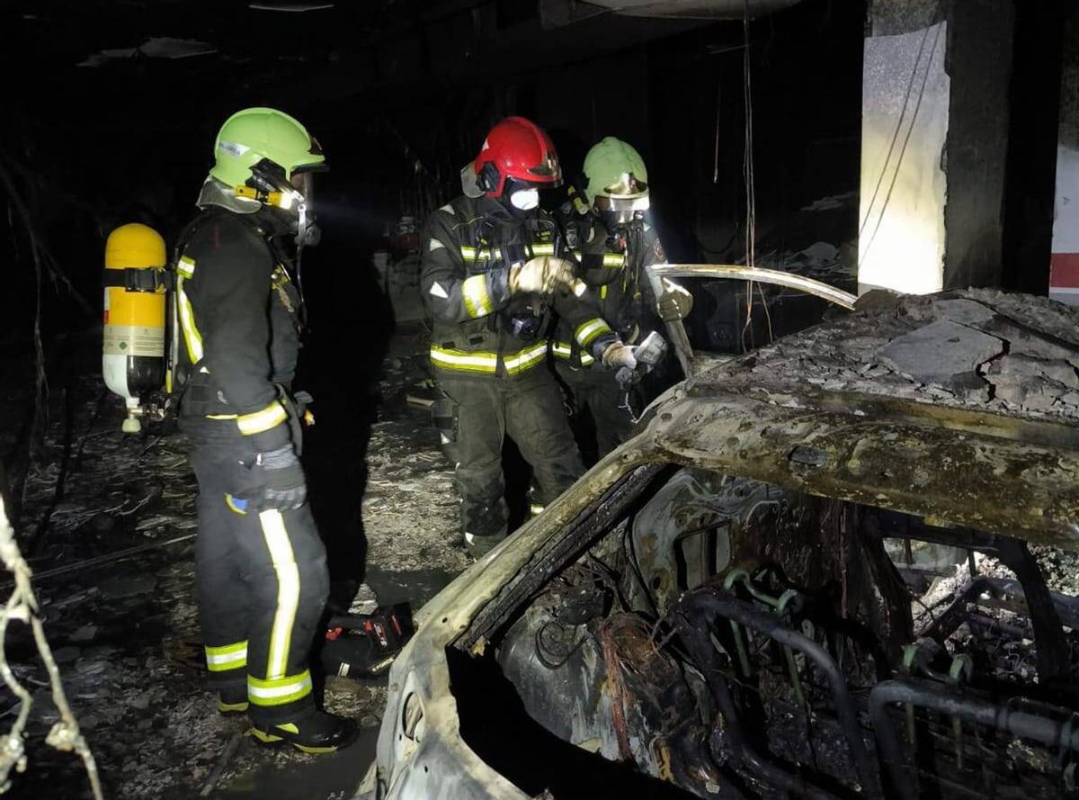 Bombers de Mallorca, ayer, junto al coche consumido por las llamas en sa Coma. | BOMBERS DE MALLORCA